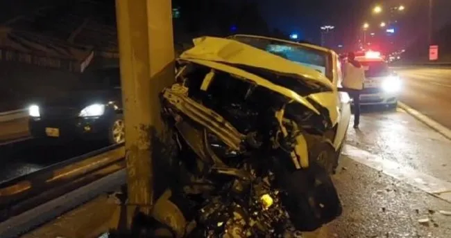 Ataşehir'de otomobil bariyerlere girdi: 1 yaralı