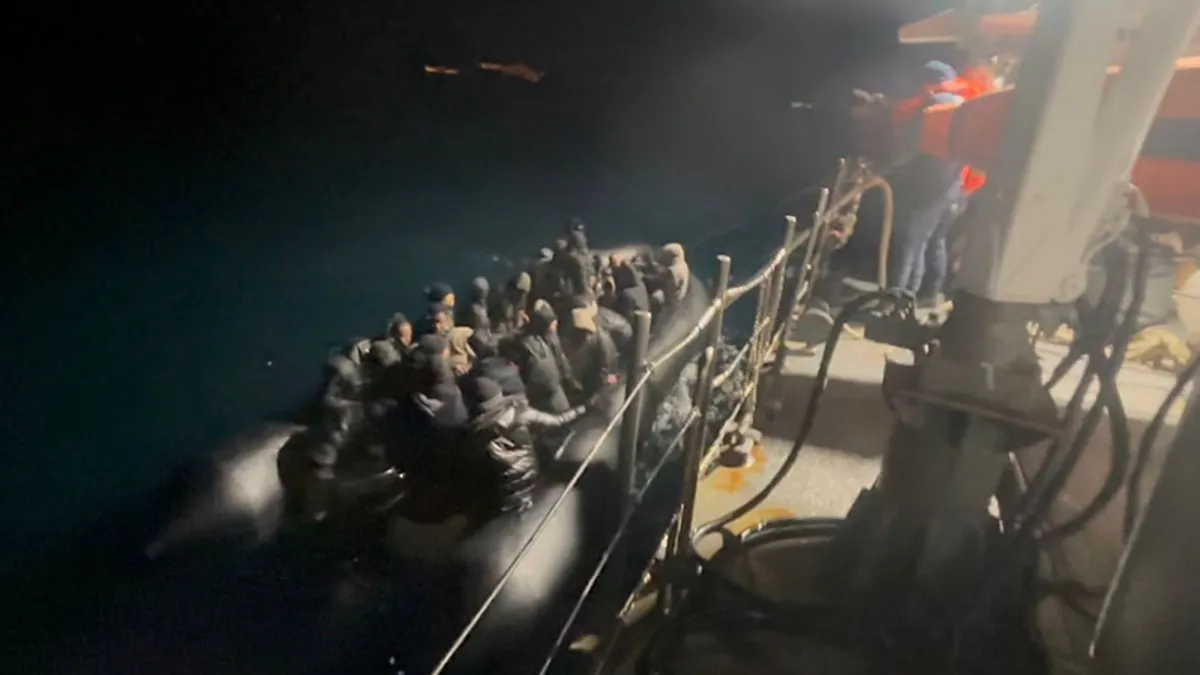 İzmir’in 2 ilçesinde 74 düzensiz göçmen yakalandı İzmir’in 2 ilçesinde 74 düzensiz göçmen yakalandı