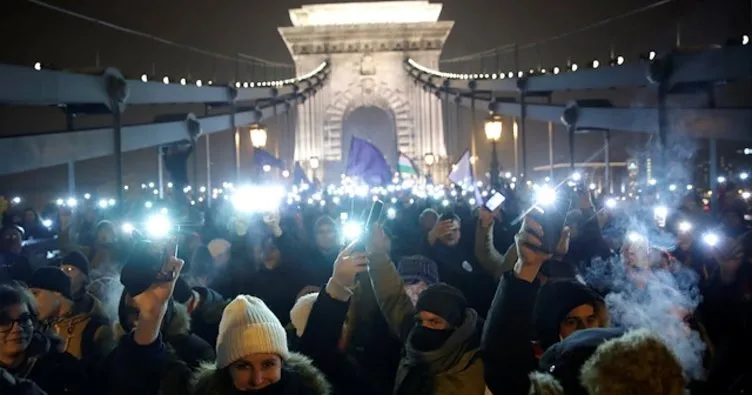 Macaristan’da ’kölelik’ yasasına karşı binler sokakta