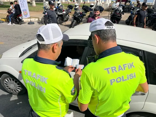 trafik-tedbirleri-en-ust-seviyede-kemerini-tak-yola-odaklan-hizini-dusur-yolun-sonu-bayram-olsun-1718627343287.jpg