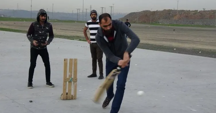 Pakistanlı ve Afgan işçilerin Sultangazi’de kriket keyfi