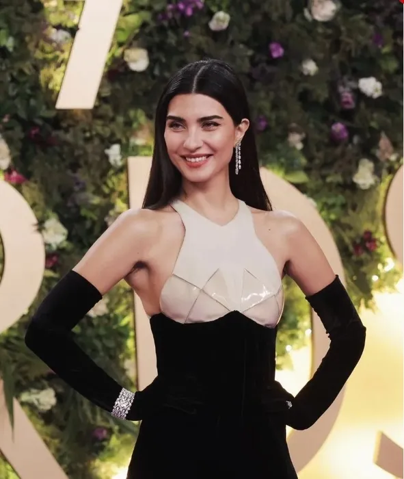 Kısa saçlarıyla 2000’lere damga vurmuştu! Tuba Büyüküstün’ün yıllar önce şarkı klibinde oynadığını biliyor muydunuz?