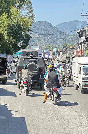 Pakistan’da sokaklar karıştı: 15 ölü