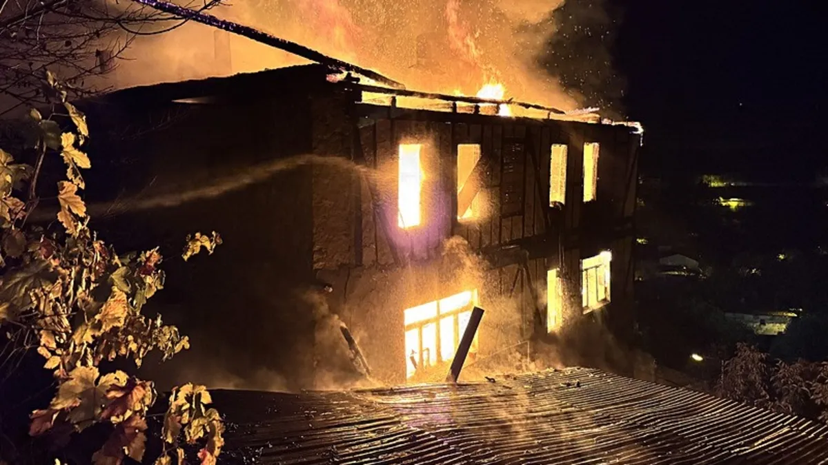 İki katlı ahşap ev alevlere teslim oldu İki katlı ahşap ev alevlere teslim oldu