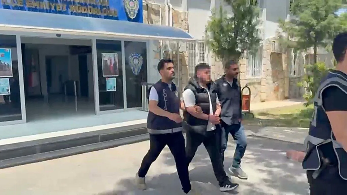 “Adınız terör soruşturmasına karıştı” diyerek evli çifti dolandırdılar: 2 kişi tutuklandı! “Adınız terör soruşturmasına karıştı” diyerek evli çifti dolandırdılar: 2 kişi tutuklandı!