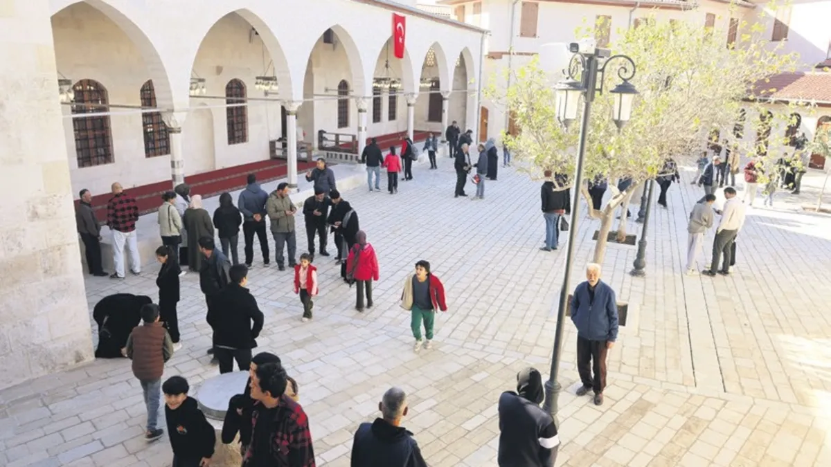 Habibi Neccar Camii’ne ziyaretçi akını