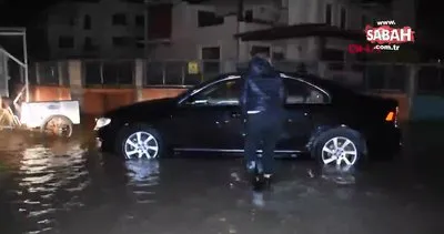 İzmir Karşıyaka’da yolları su bastı araçlar suya gömüldü | Video
