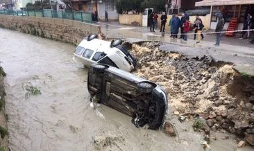 Aşırı yağmur nedeniyle yol çöktü, araçlar dereye düştü