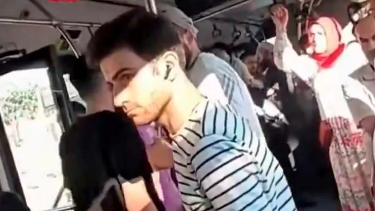 Durakta durmadığı iddia edilen İETT şoförüyle yolcu arasında tartışma çıktı: “Sefere devam etmeyeceğim” Durakta durmadığı iddia edilen İETT şoförüyle yolcu arasında tartışma çıktı: “Sefere devam etmeyeceğim”