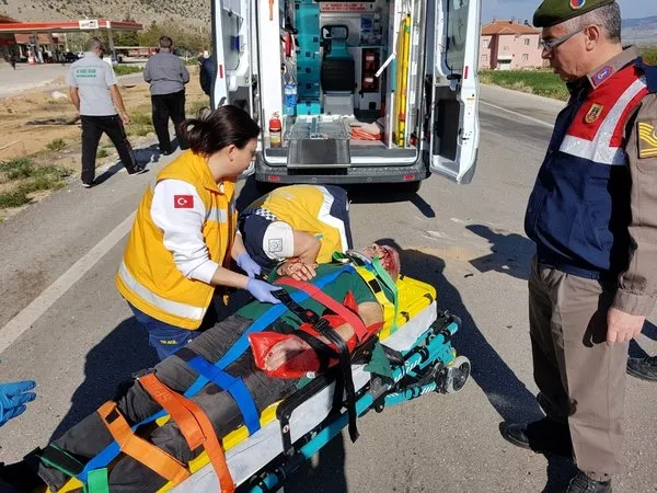 Sanatçı Esat Kabaklı Burdur'da trafik kazası geçirdi