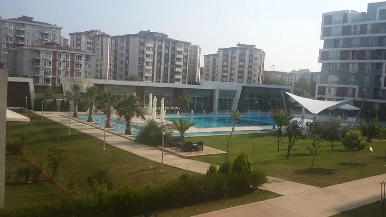 Yüz kemikleri kırıldı, hastanelik oldu! Lüks sitede pilota ayakkabı dayağı