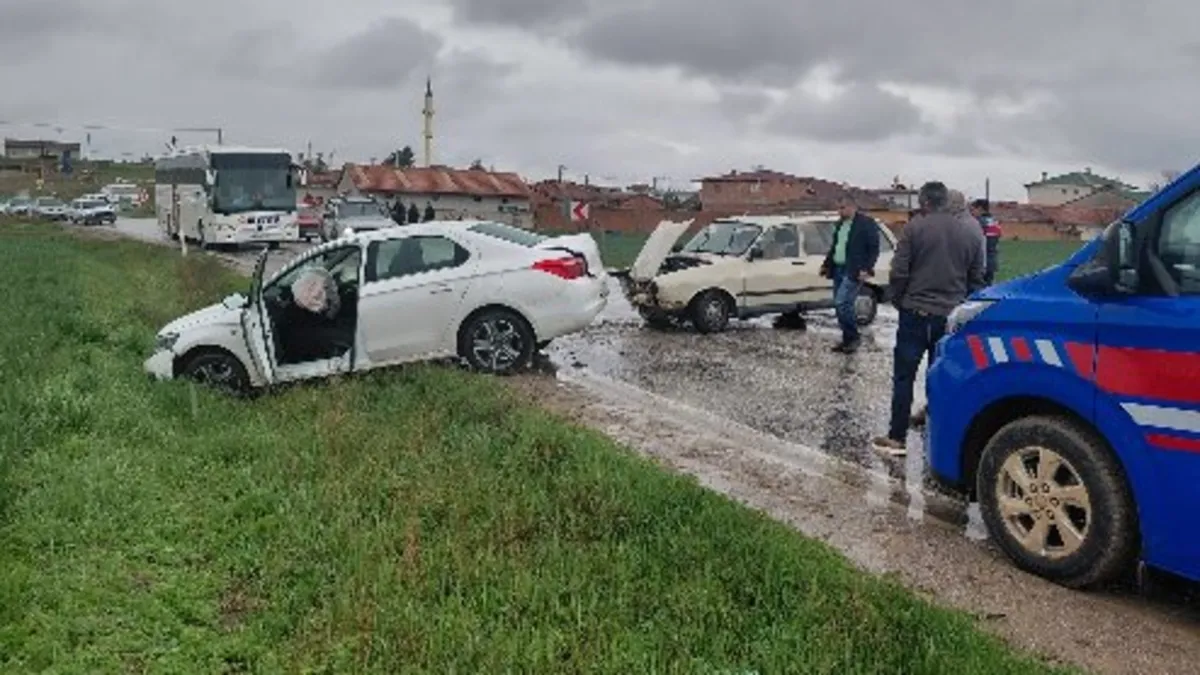 Çorum’da feci kaza: İki otomobil kafa kafaya çarpıştı! 3 yaralı Çorum’da feci kaza: İki otomobil kafa kafaya çarpıştı! 3 yaralı