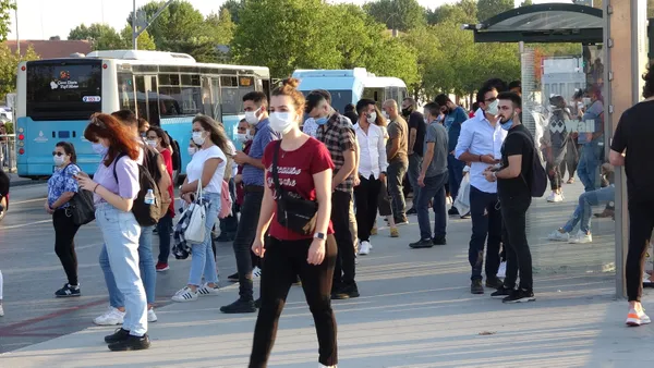 SON DAKİKA! İstanbul’da isyan ettiren görüntüler; Toplu taşıma koronavirüsün merkezi oldu