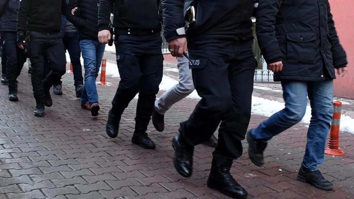 İstanbul’da sahte pasaport ve belge operasyonu: 6 şüpheliye gözaltı! İstanbul’da sahte pasaport ve belge operasyonu: 6 şüpheliye gözaltı!