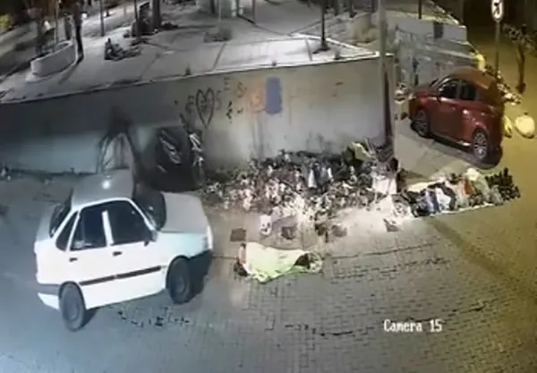 izmirde-korku-dolu-anlar-yerde-yatan-adami-fark-etmeyip-gaza-basti-olum-teget-gecti-1782049843081.jpg