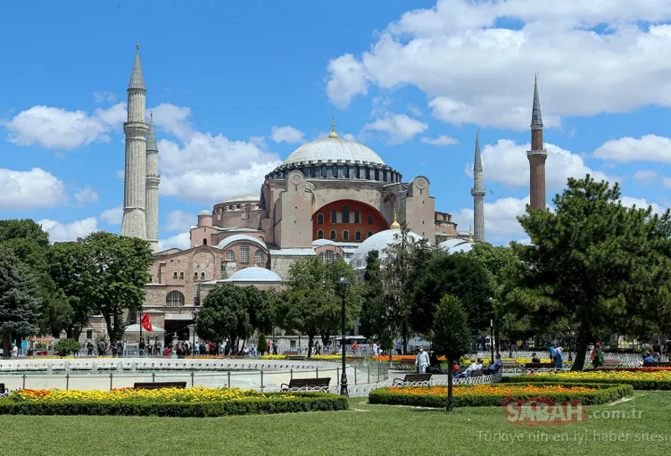 Εικόνες της τελευταίας στιγμής και όλες οι εξελίξεις από την Αγία Σοφία που προετοιμάστηκαν για την προσευχή της Παρασκευής