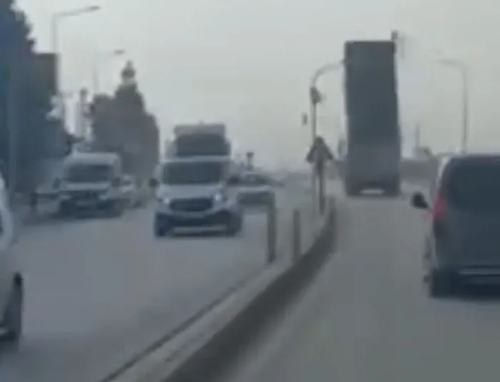 hatay-kamyonun-acik-kalan-damperi-trafik-lambasina-carpti-1765287670353.jpg