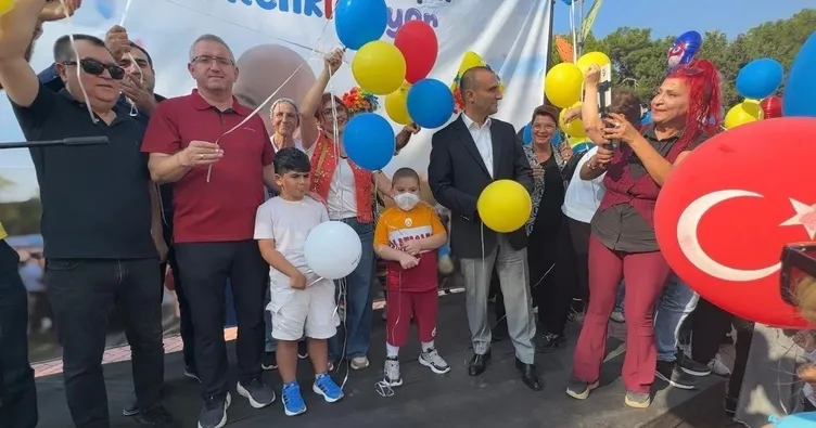 Gökyüzü umut balonlarıyla renklendi