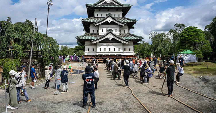 Japonya’da tarihi yapı eski yerine dönüyor: 400 tonluk dev kaleyi halatlarla çektiler