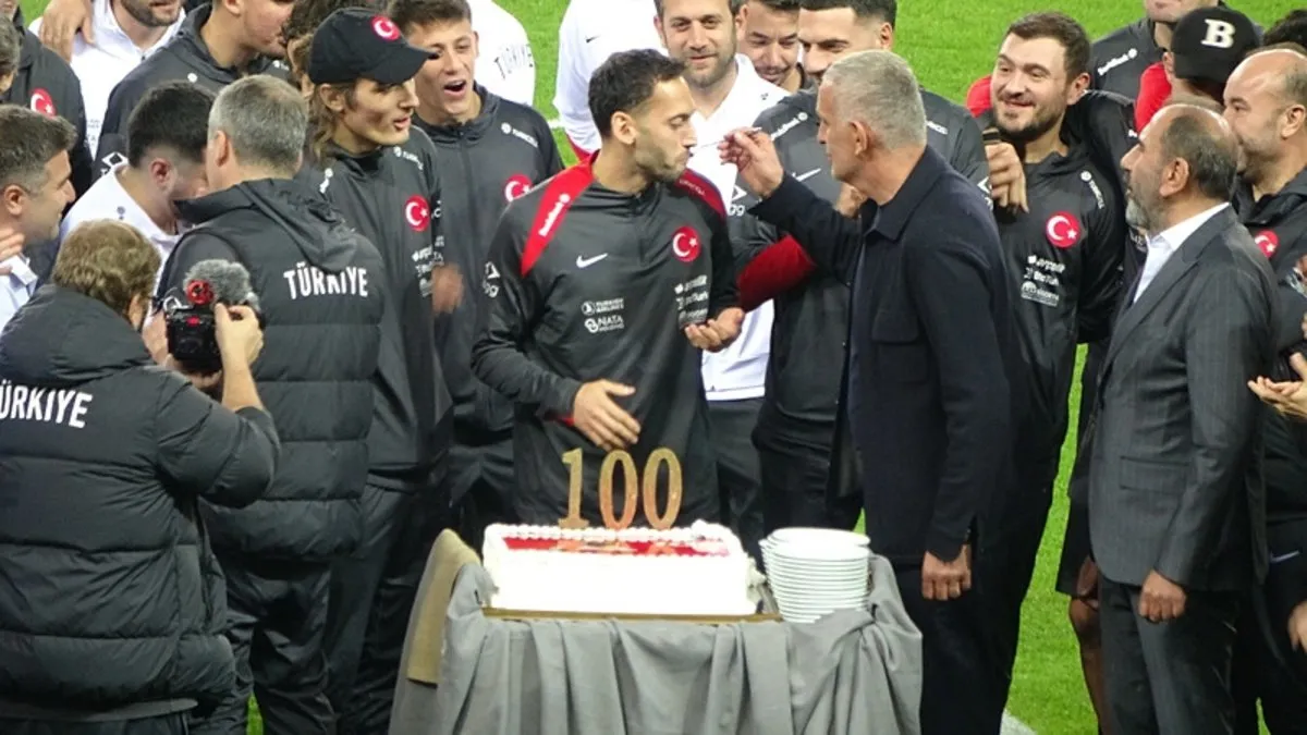 Hakan Çalhanoğlu’na 100. maç sürprizi!