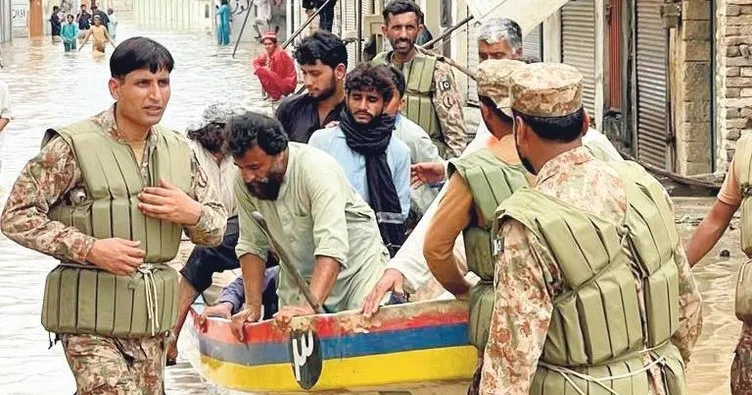 Pakistan’daki sellerde 1033 kişi hayatını kaybetti