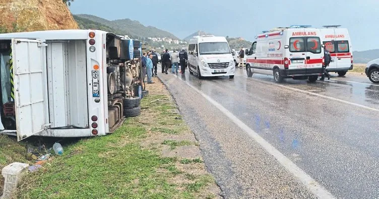 Kozan’da servis kazası: 15 yaralı
