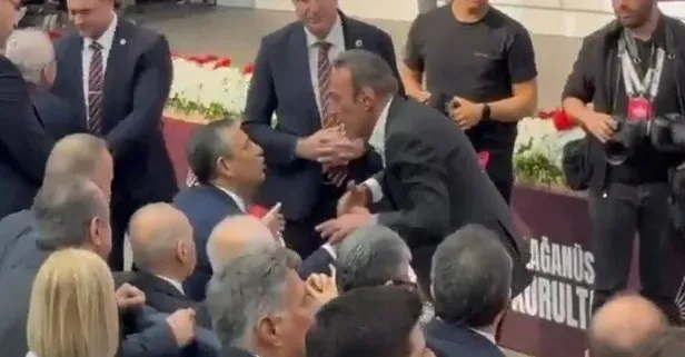 son-dakika-chp-kurultayinda-kavga-berhan-simsek-ve-ozgur-ozel-birbirine-girdi-kisa-donla-geziyordu-1743936712786.jpeg