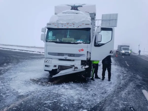 kars-erzurum-kara-yolunda-tir-ile-otomobil-carpisti-6-yarali-1770906542668.jpg
