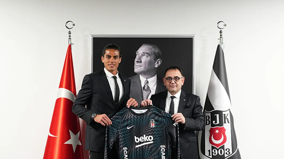 Doğan Alemdar Beşiktaş formasıyla poz verirken