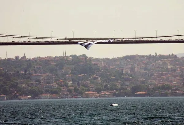 Köprüye dev Beşiktaş bayrağı