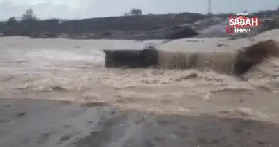 Hatay’da şiddetli yağış sonrası köprü yıkıldı, tekne alabora oldu | Video