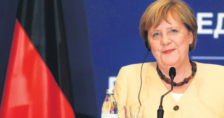 Merkel Macron’u ezdi geçti