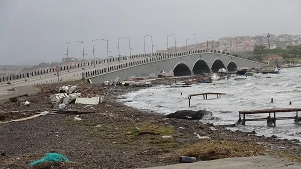 ayvalikta-kuvvetli-firtina-hayati-felc-etti-1701264857511.jpg