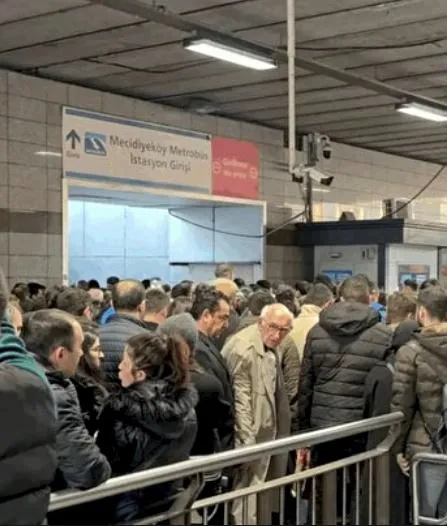 metrobus-duraginda-yer-kapma-tartismasi-olumle-sonuclandi-3-ay-once-itisme-sirasinda-basini-yere-carpan-engell-1753535307853.jpg