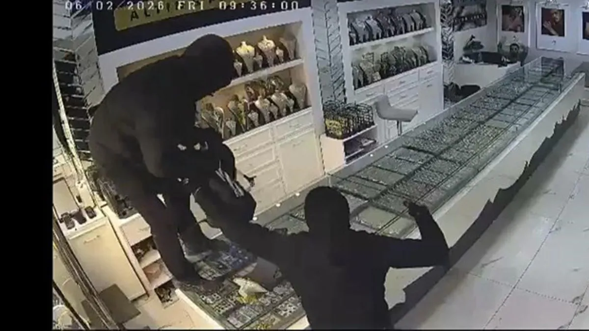 Batman’da feci hırsızlık kamerada: Kuyumcu çalışanını darbedip 1 kiloya yakın altın çaldılar! Batman’da feci hırsızlık kamerada: Kuyumcu çalışanını darbedip 1 kiloya yakın altın çaldılar!