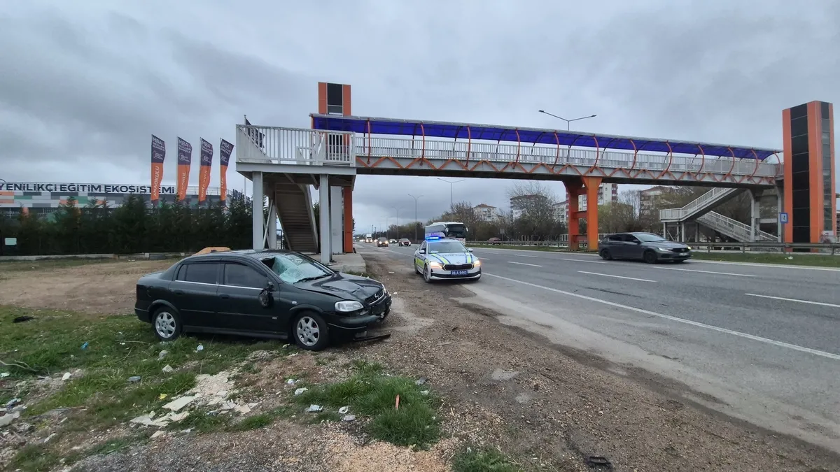 Otomobilin çarptığı yaya kurtarılamadı: Üst geçide 20 metre varmış! Otomobilin çarptığı yaya kurtarılamadı: Üst geçide 20 metre varmış!