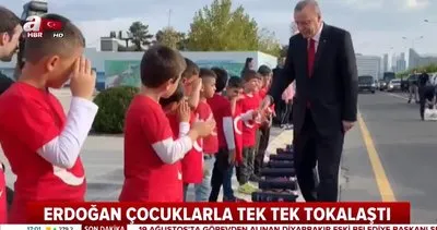 Cumhurbaşkanı Erdoğan’ı çocuklar asker selamı ile böyle karşıladı