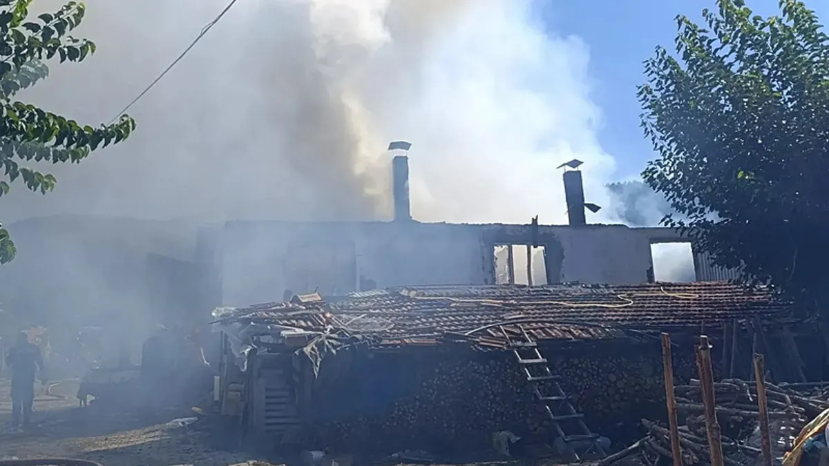 Kütahya'da korkutan yangın! İki ev kullanılamaz hale geldi Kütahya'da korkutan yangın! İki ev kullanılamaz hale geldi