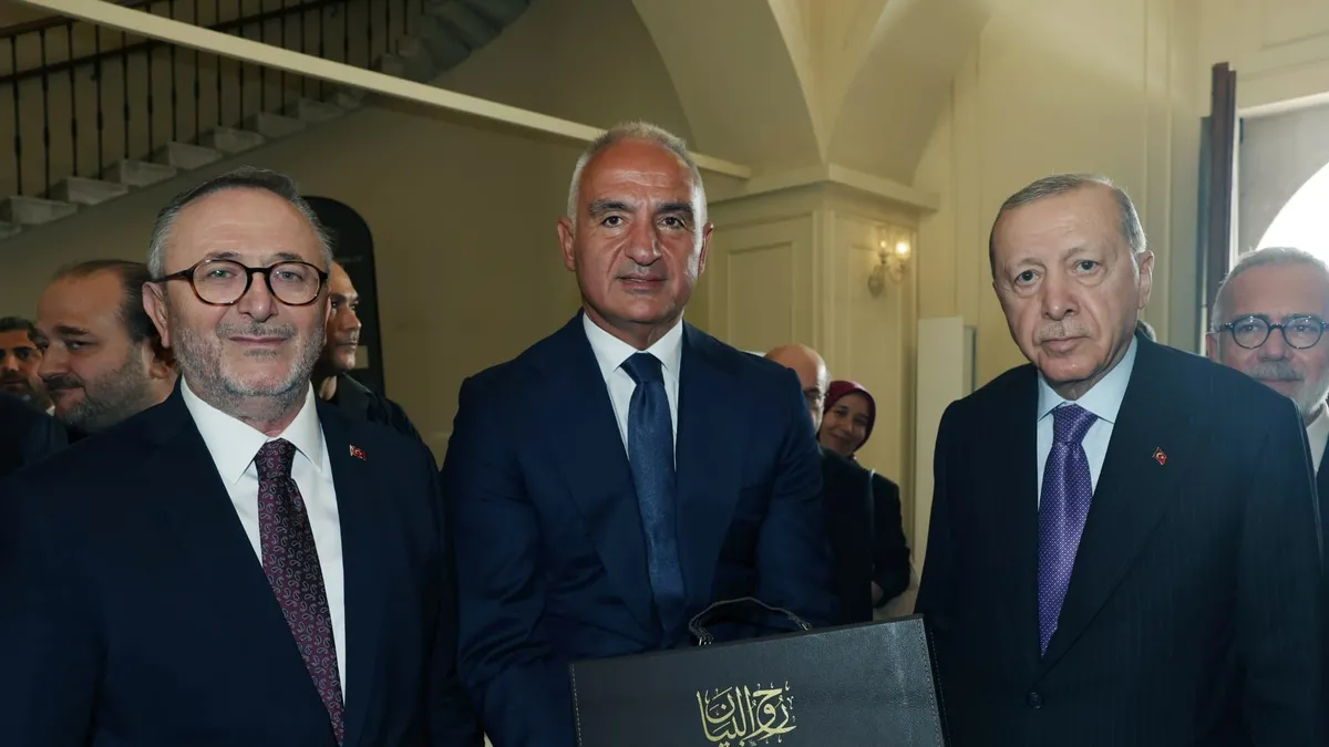 23 yıllık emek el yazısıyla yeniden hayat buldu: Başkan Erdoğan’a Bakan Ersoy tarafından takdim edildi