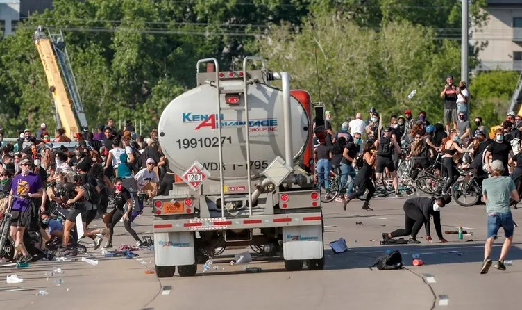 Son dakika haberi| ABD'de kaos büyüyor! TIR protestocuların arasında daldı