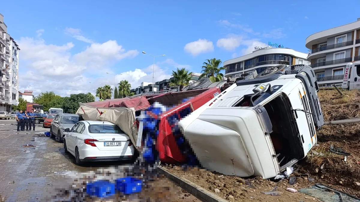 İzmir'de facianın eşiğinden dönüldü: Sürüklenen TIR devrilerek araçları altına aldı! İzmir'de facianın eşiğinden dönüldü: Sürüklenen TIR devrilerek araçları altına aldı!
