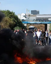 Fransa’da balıkçılar limanı ablukaya aldı