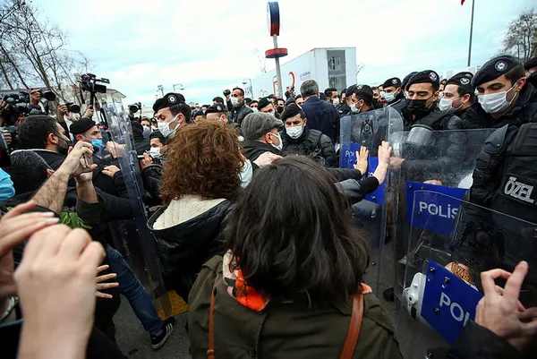 son-dakika-haberi-izmirdeki-bogazici-provokasyonunda-51-kisi-gozaltina-alindi-39unun-terorden-kaydi-var-1612418286171.jpg Son dakika haberi! İzmir'deki Boğaziçi provokasyonunda 51 kişi gözaltına alındı! 39'unun terörden kaydı var