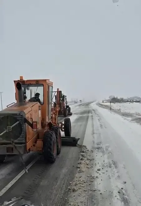 kara-yollari-ekiplerin-karla-mucadelesi-suruyor-1772891021243.jpg