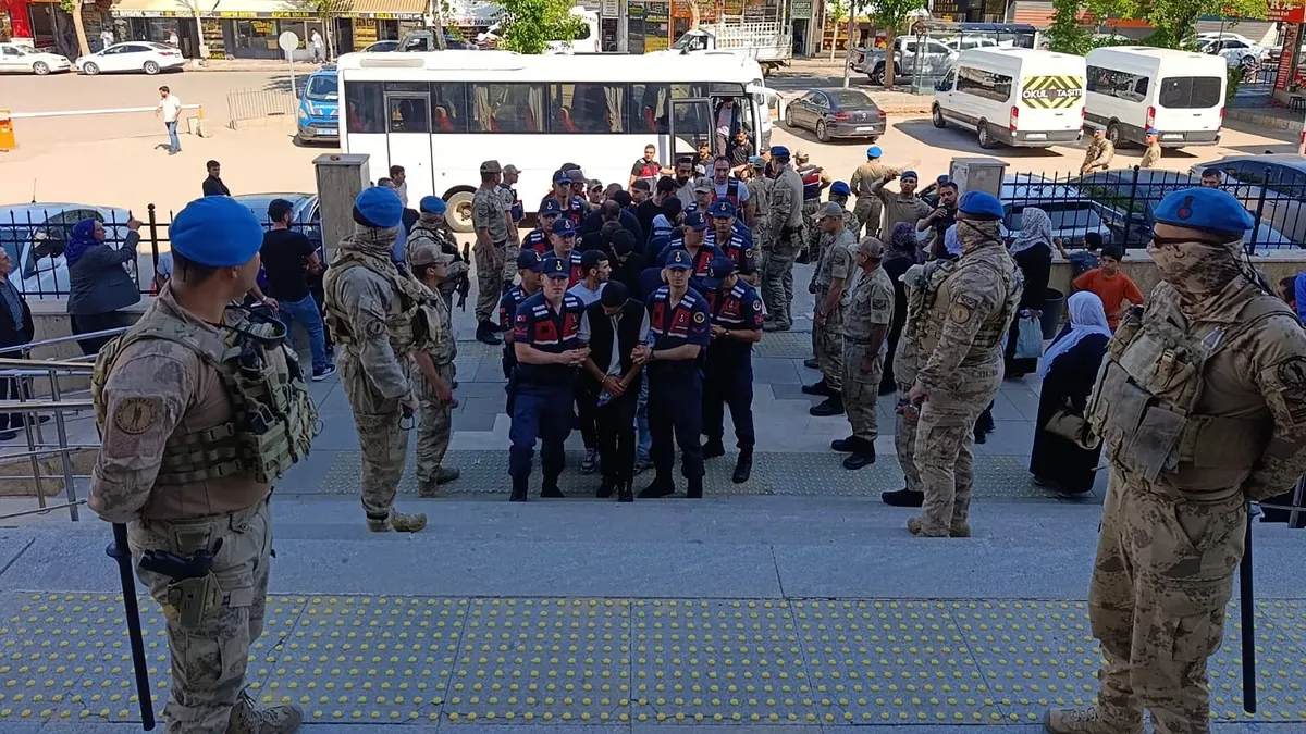 Şanlıurfa'da düzenlenen uyuşturucu operasyonu sonrası emniyet binası önündeki hareketlilik.