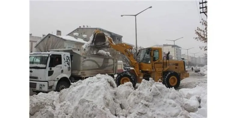 Muş’ta kar bastırdı, köy yolları kapandı