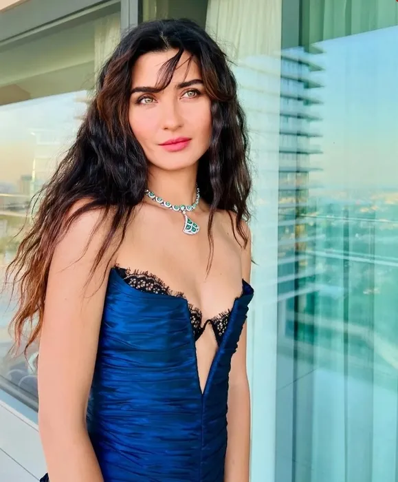 Kısa saçlarıyla 2000’lere damga vurmuştu! Tuba Büyüküstün’ün yıllar önce şarkı klibinde oynadığını biliyor muydunuz?