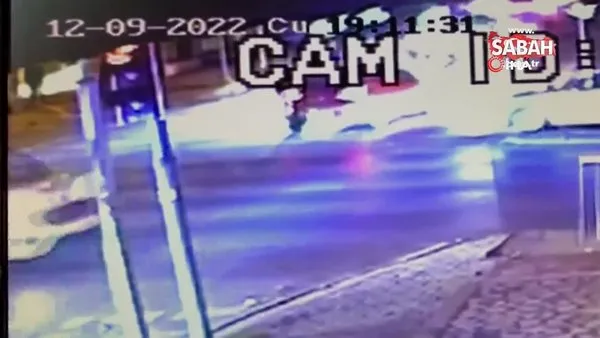 Feci kaza kamerada: Bayrampaşa’da aracın çarptığı direk yayanın üstüne devrildi | Video