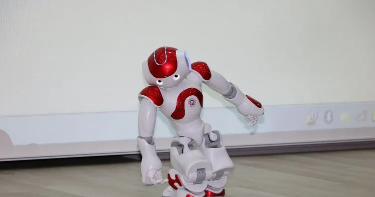 Gösteri yapan insansı robot ’bayıldı’