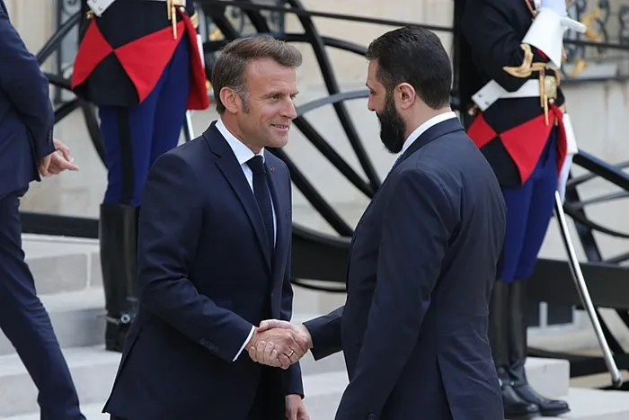 fransa-suriye-hattinda-diplomasi-trafigi-sara-ve-macron-pariste-bulustu-1746698790417.jpeg Fransa Suriye hattında diplomasi trafiği: Şara ve Macron Paris’te buluştu